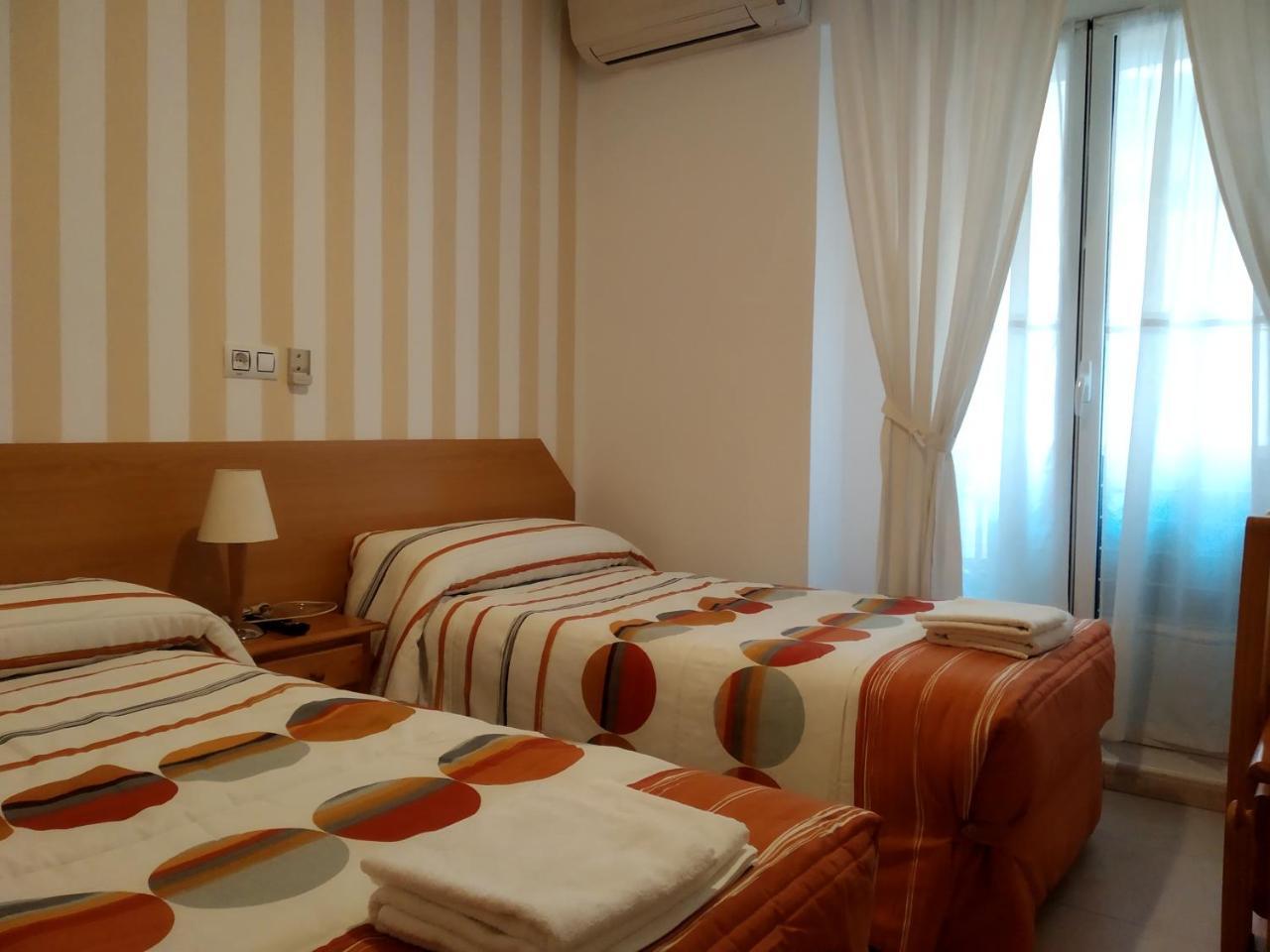 Pension Dominguez Madrid Luaran gambar